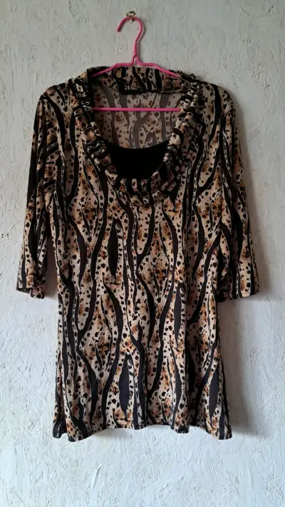 Blusa estampada animal print manga 3/4 - miniatura 1