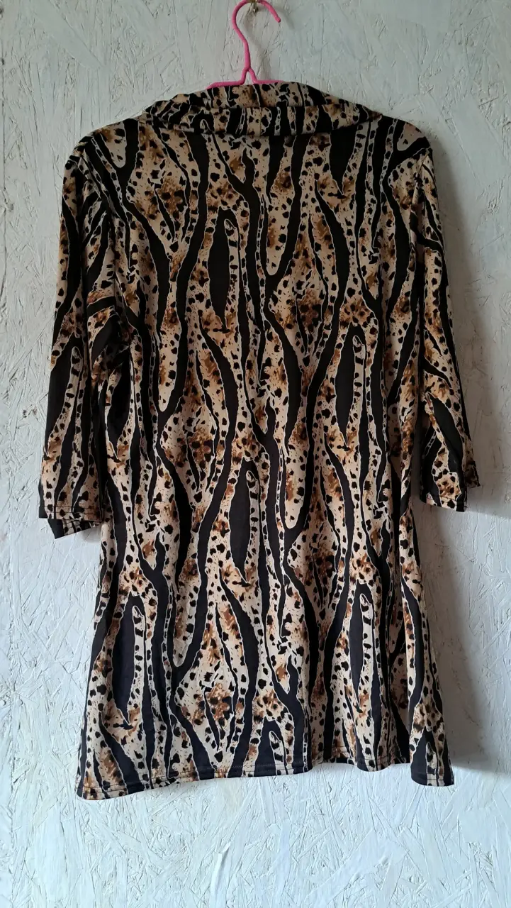 Blusa estampada animal print manga 3/4 - 4