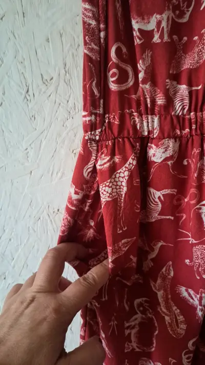Vestido corto rojo con estampado de animales - miniatura 2