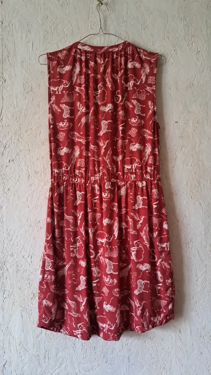 Vestido corto rojo con estampado de animales - 4