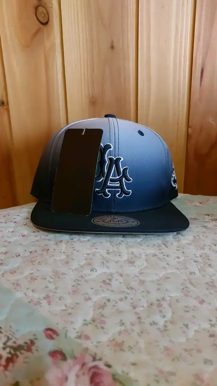 Gorra estilo urbano con logo bordado - 1