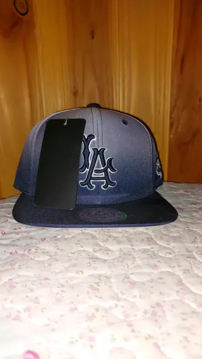 Gorra estilo urbano con logo bordado - miniatura 2