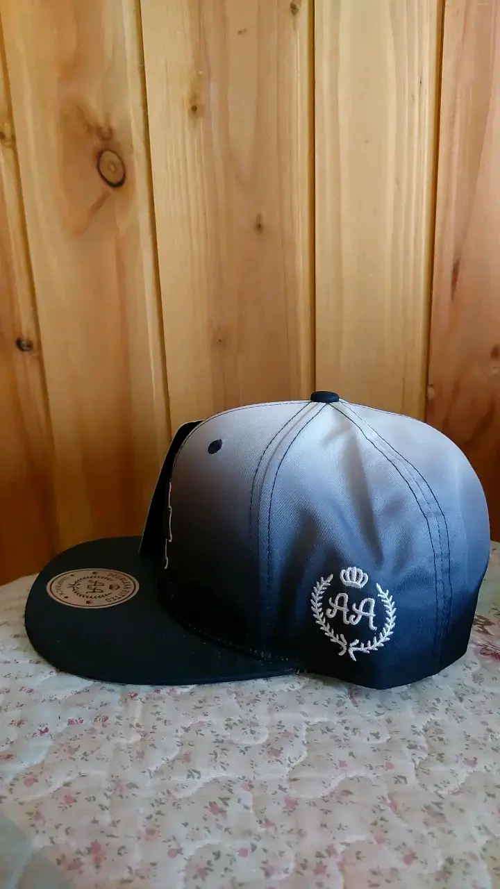 Gorra estilo urbano con logo bordado - 4