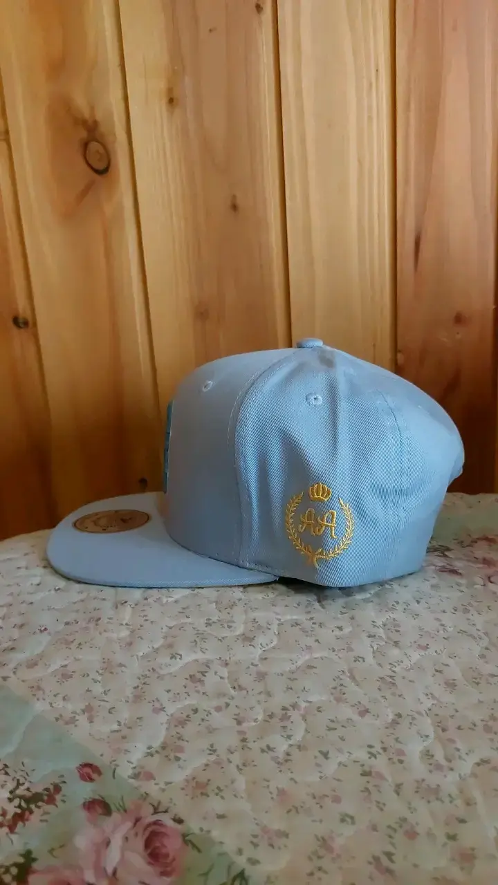 Gorra azul con logo bordado - 3