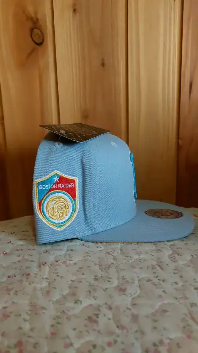 Gorra azul con logo bordado - miniatura 4