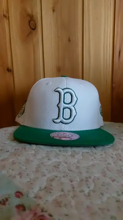 Gorra snapback blanca con visera verde - miniatura 1