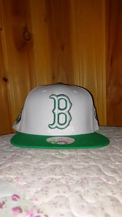 Gorra snapback blanca con visera verde - miniatura 2