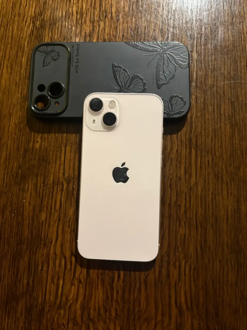 iPhone 13 blanco con funda de mariposas - 1