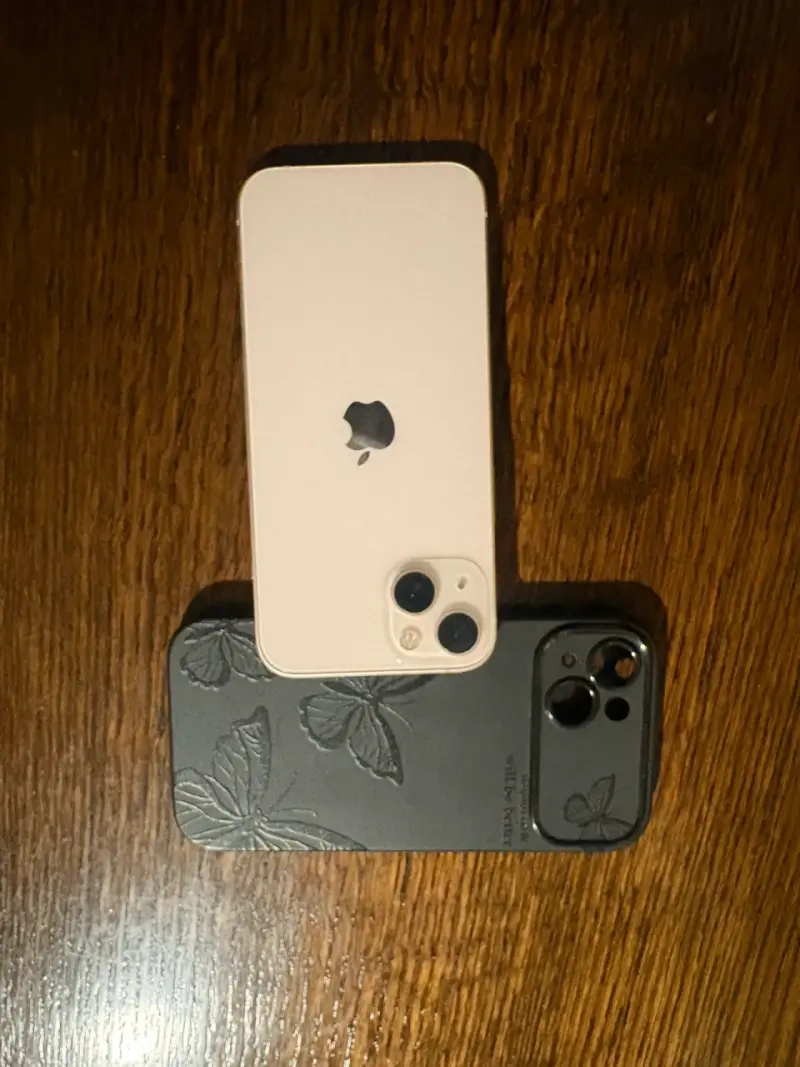 iPhone 13 blanco con funda de mariposas - 2