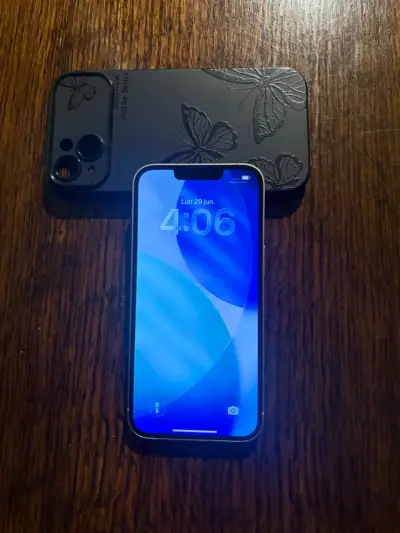 iPhone 13 blanco con funda de mariposas - miniatura 3
