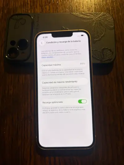 iPhone 13 blanco con funda de mariposas - miniatura 4