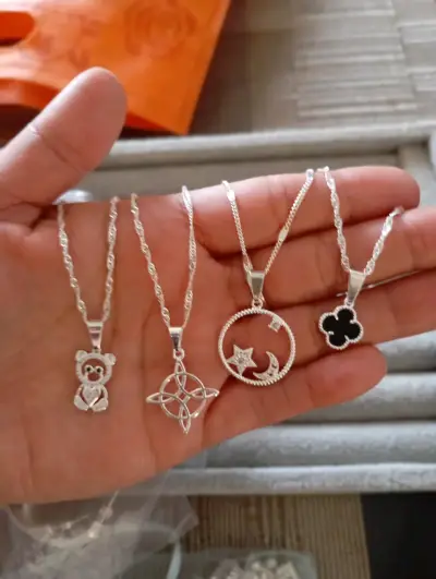 Collares de plata con dijes variados - miniatura 1