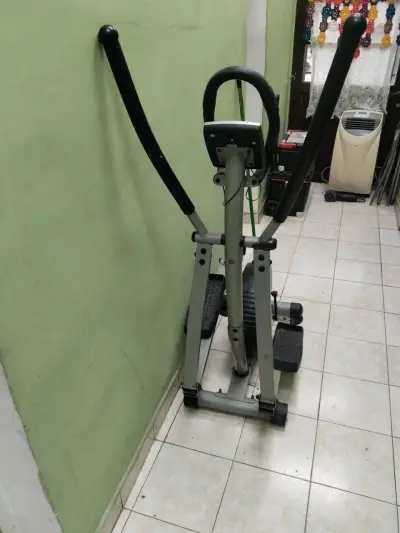 Máquina elíptica para ejercicio en casa - miniatura 1