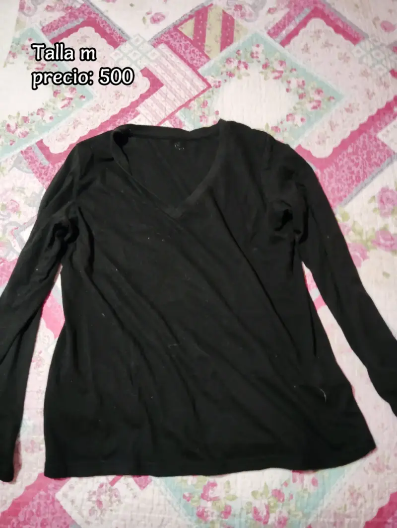 Polera negra de manga larga