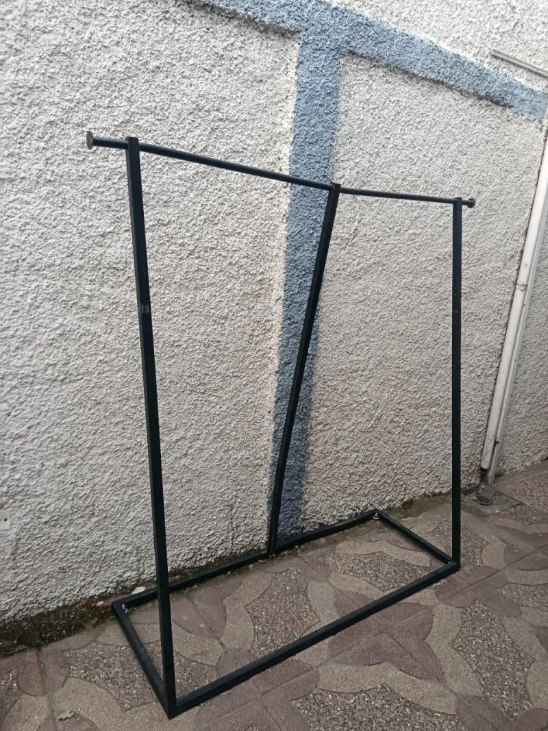 Perchero de metal negro resistente