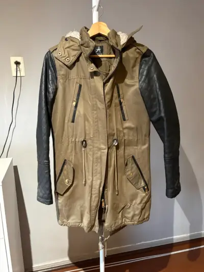 Parka mangas cuero sintét - miniatura 1
