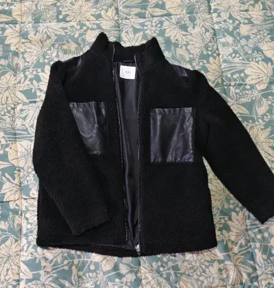 Chaqueta negra con bolsillos frontales y laterales - miniatura 1