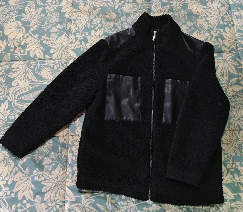Chaqueta negra con bolsillos frontales y laterales - 2