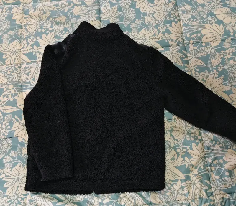 Chaqueta negra con bolsillos frontales y laterales - 3