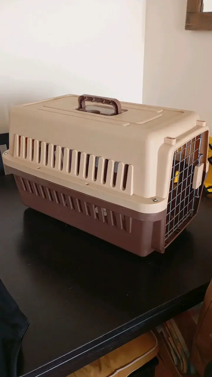 Transportadora para mascotas mediana beige y marrón