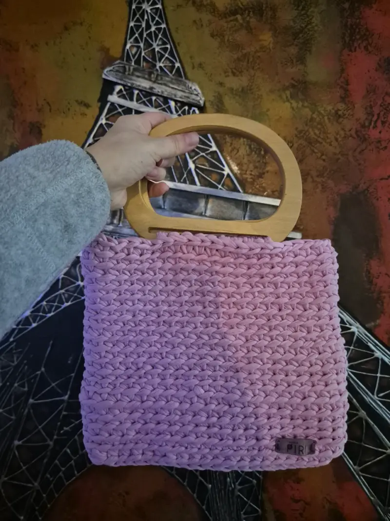 Bolso tejido a mano color rosa con asa de madera - 1