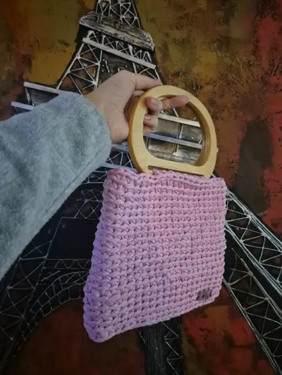 Bolso tejido a mano color rosa con asa de madera - miniatura 2