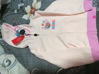 Polerón infantil rosa con capucha y diseño de amigos - miniatura 1