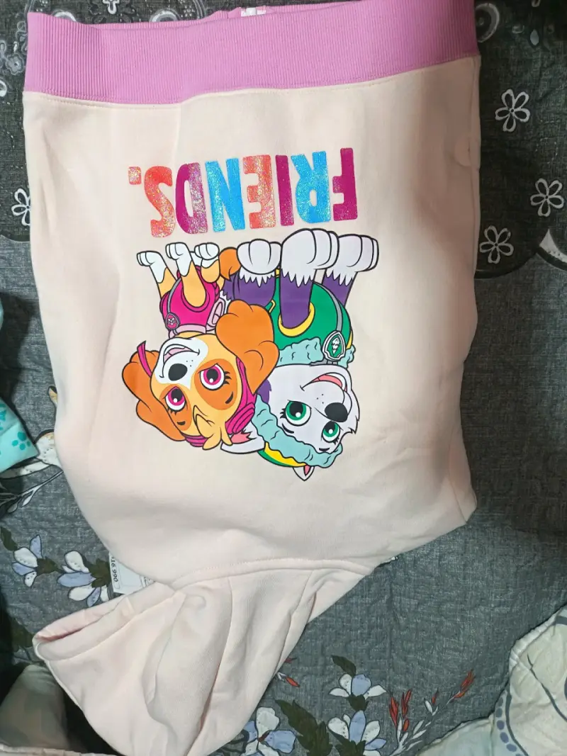 Polerón infantil rosa con capucha y diseño de amigos - 2