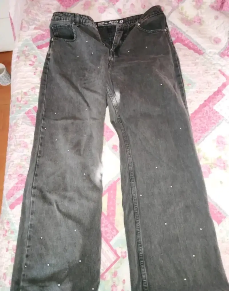 Jeans negros con detalles brillantes para mujer