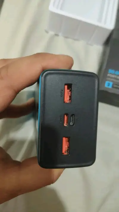 Cargador portátil de alta capacidad con múltiples puertos - miniatura 1