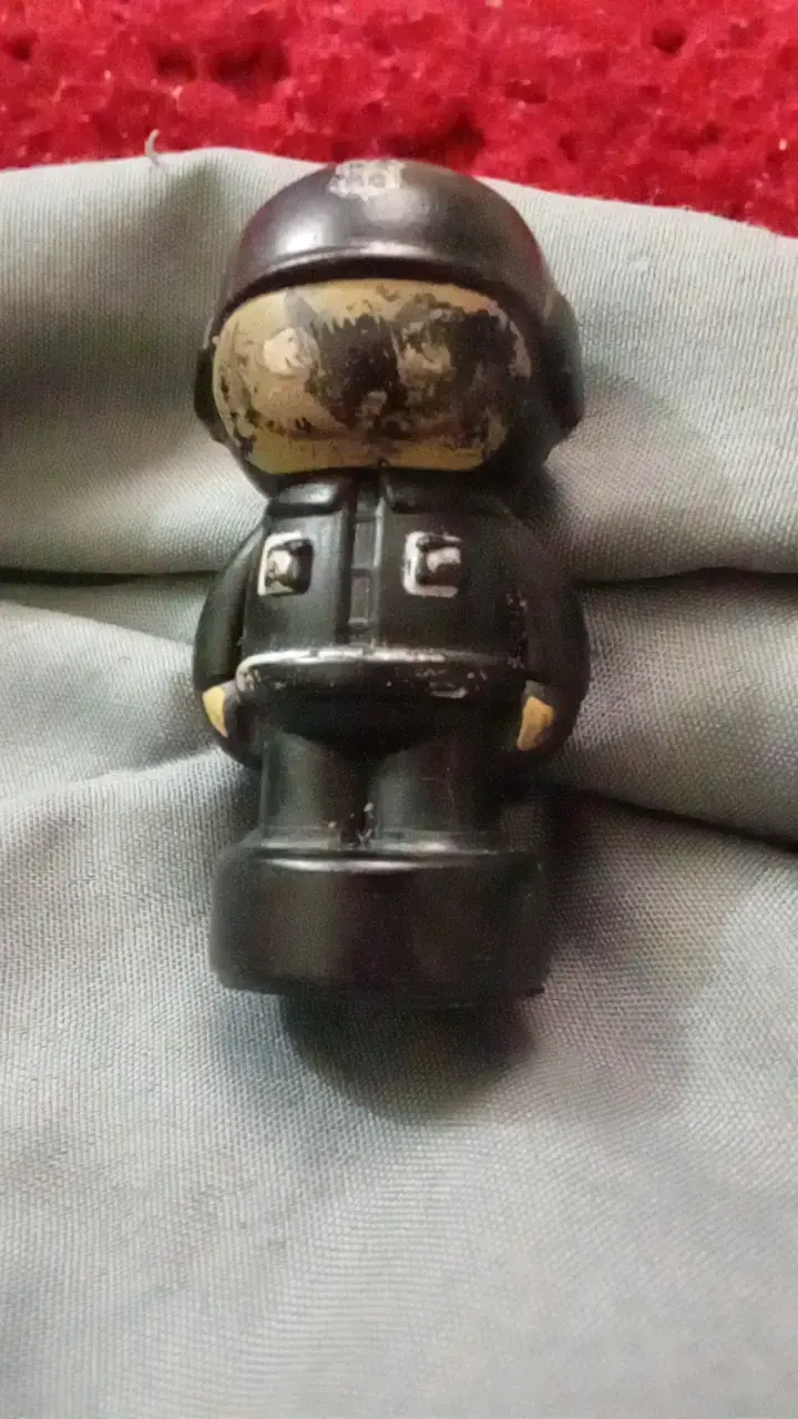 Figura coleccionable de policía vintage