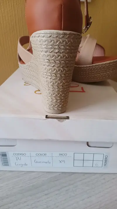 Sandalias de plataforma color caramelo con taco cruzado - miniatura 1