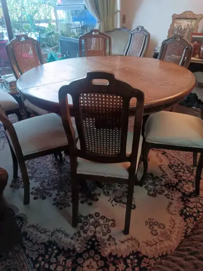 Mesa de comedor redonda con sillas de madera - miniatura 1