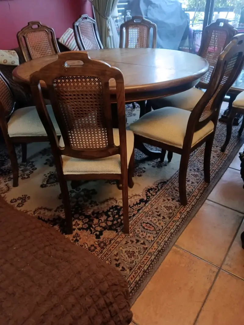 Mesa de comedor redonda con sillas de madera - 2