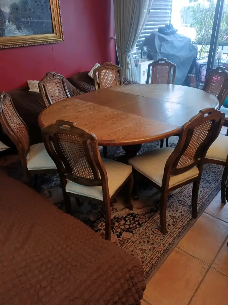 Mesa de comedor redonda con sillas de madera - 3