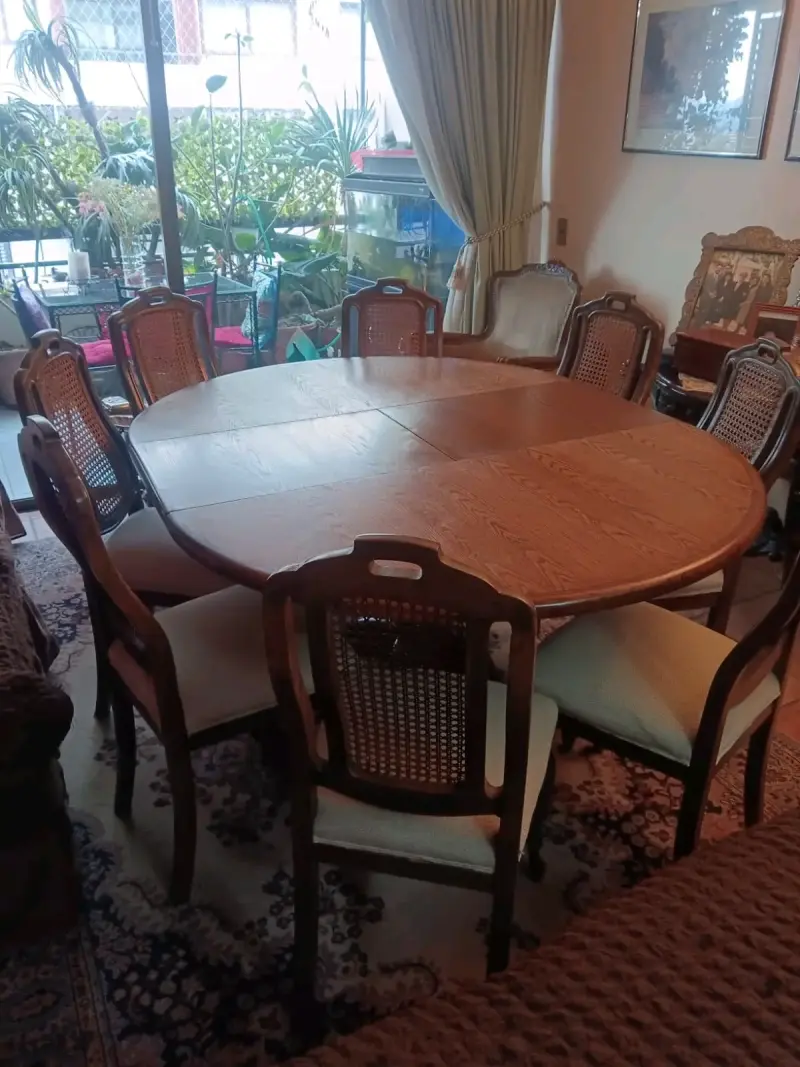 Mesa de comedor redonda con sillas de madera - 4
