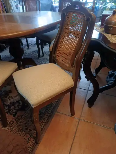 Mesa de comedor redonda con sillas de madera - miniatura 5