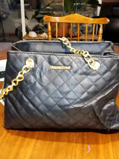 Bolso de cuero vegano negro con cadena dorada - miniatura 1