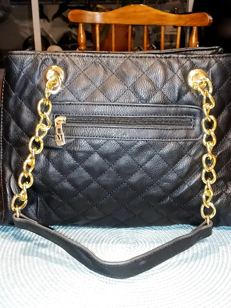 Bolso de cuero vegano negro con cadena dorada - 2