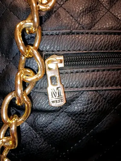 Bolso de cuero vegano negro con cadena dorada - miniatura 3