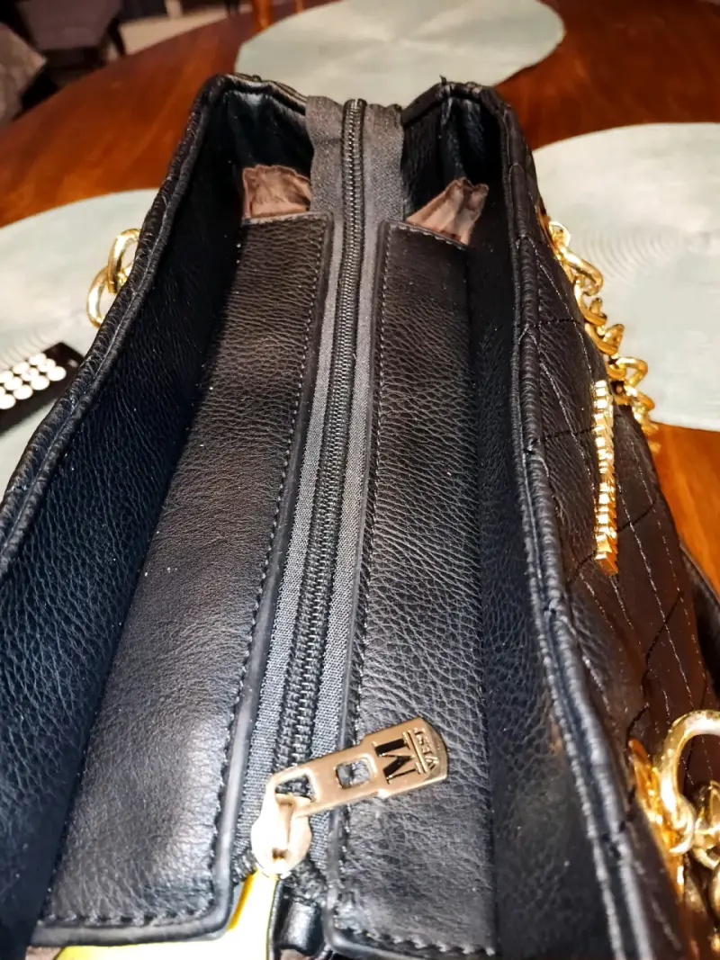 Bolso de cuero vegano negro con cadena dorada - 4
