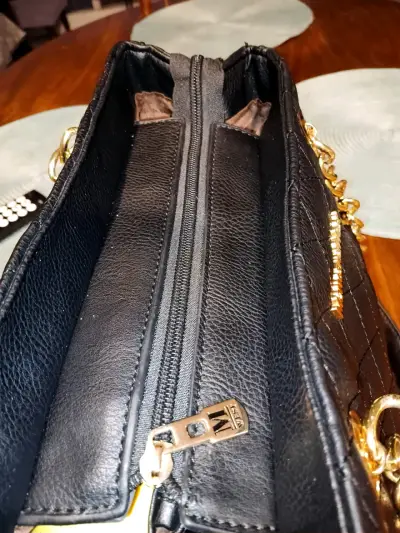 Bolso de cuero vegano negro con cadena dorada - miniatura 4