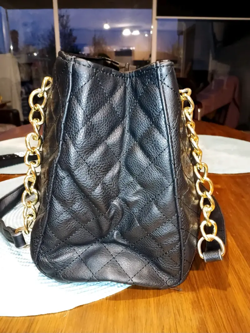Bolso de cuero vegano negro con cadena dorada - 5