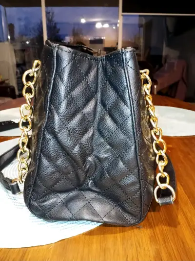 Bolso de cuero vegano negro con cadena dorada - miniatura 5
