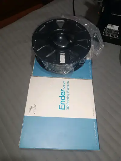 Impresora 3D Creality Ender-3 V2 con filamentos - miniatura 4