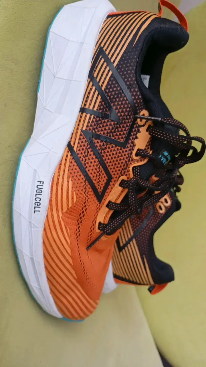 Zapatillas deportivas naranjas FuelCell
