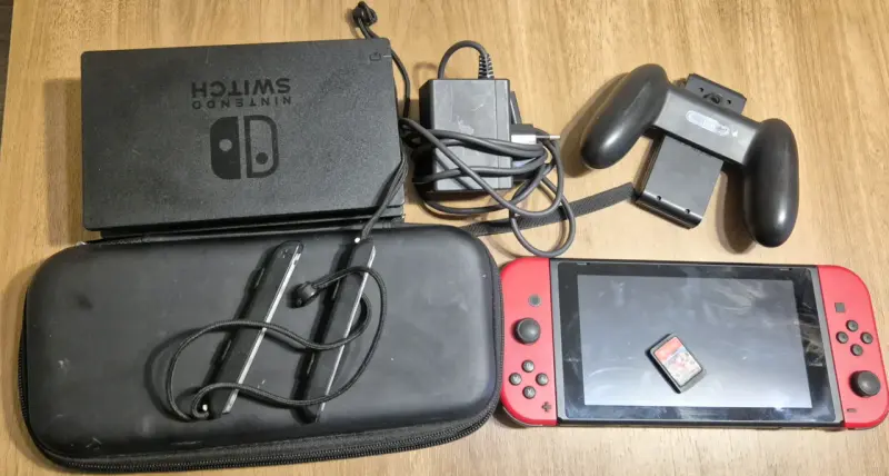 Consola Nintendo Switch con accesorios y estuche