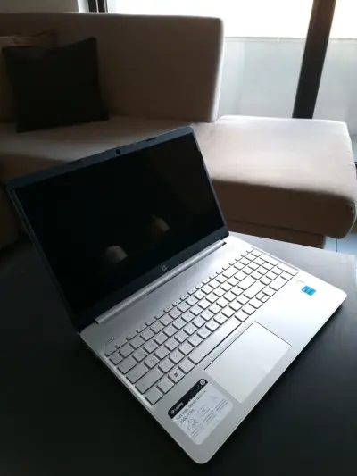 Laptop HP 15.6 pulgadas con procesador Intel i3 - miniatura 1