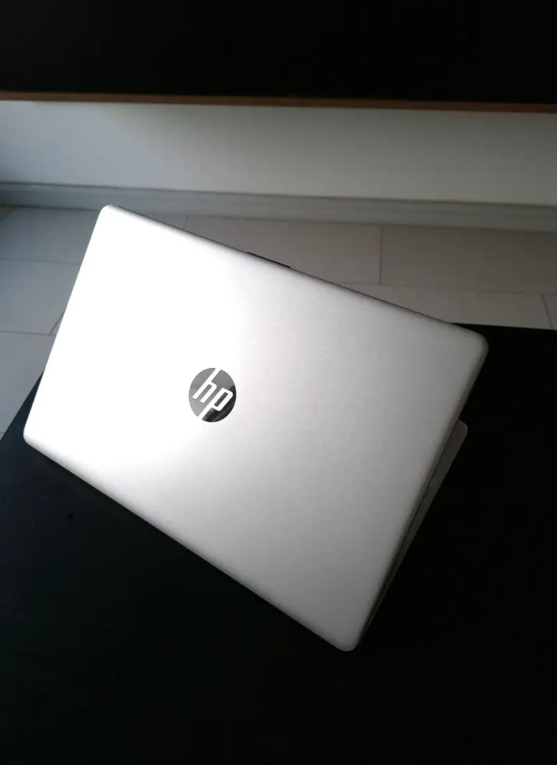Laptop HP 15.6 pulgadas con procesador Intel i3 - 2
