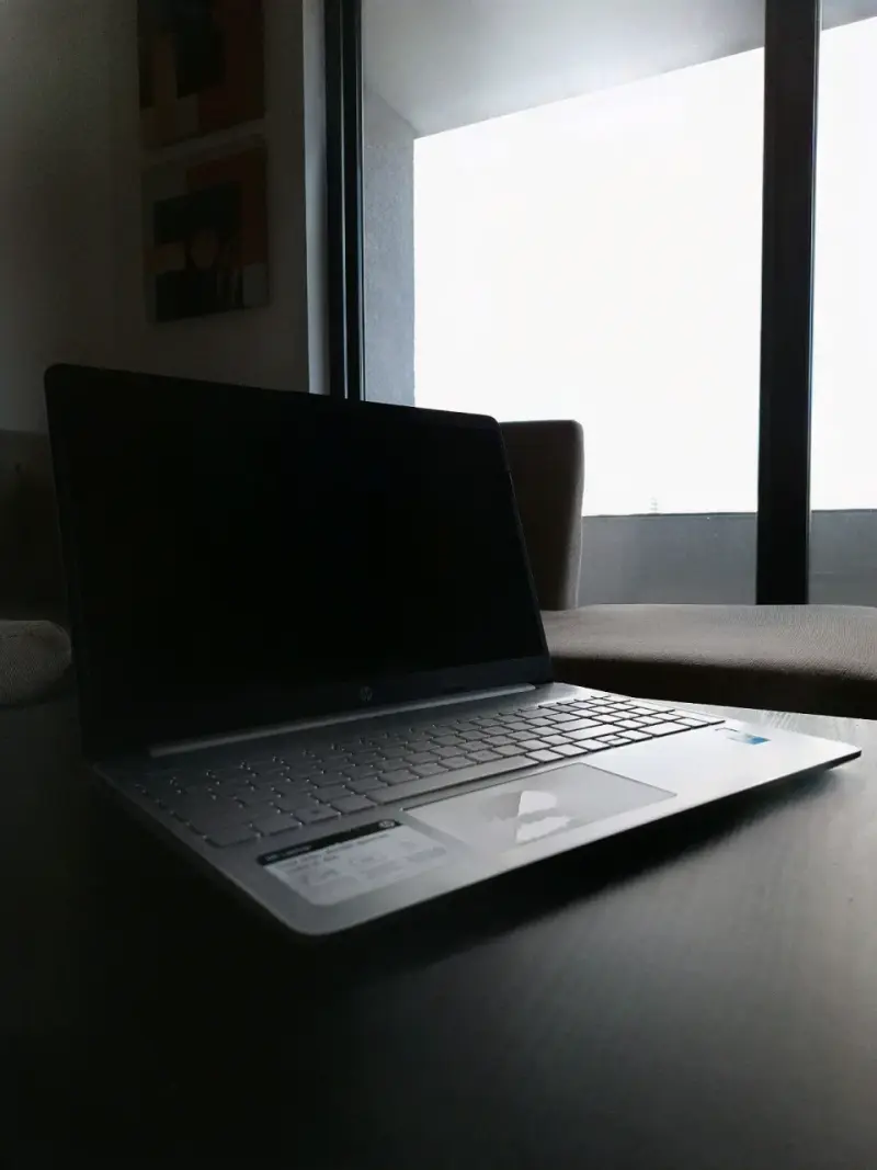 Laptop HP 15.6 pulgadas con procesador Intel i3 - 3